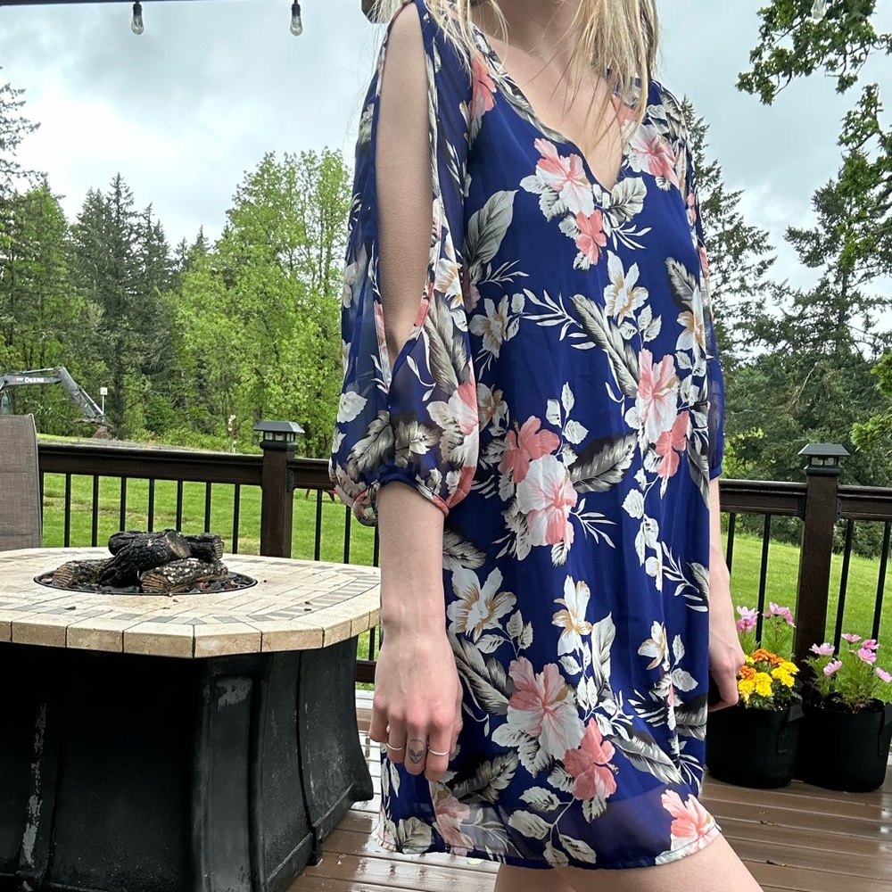 Lulus Floral Dress with Cut-Out Sleeves - Size: XS